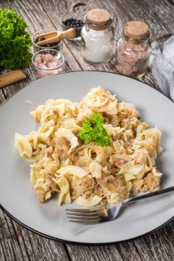 Lahana turşulu makarna ve pastırma. Seçici odak.