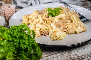 Lahana turşulu makarna ve pastırma. Seçici odak.