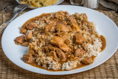 Arpa, haşlanmış et ve lahana ile servis edilir.