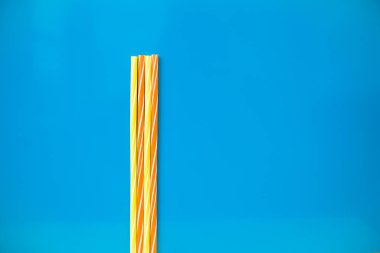 Parlak renkli payet mavi zemin üzerine içme. Kopyalama yeri olan yükü