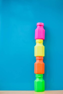Renkli şişe birbiri üstüne yığılmış. Takım kavramı.