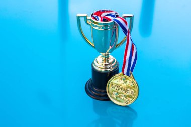 Altın Kupa kazanan madalya kırmızı beyaz ve mavi şerit ile. Kazanan spor kavramı.