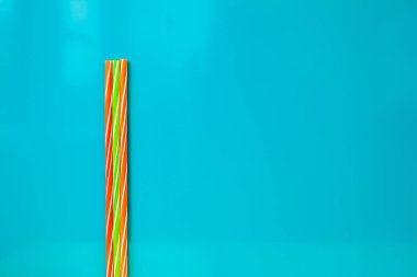 Çok renkli mavi zemin üzerine payet içme. Kopya için alan düz yatırın.