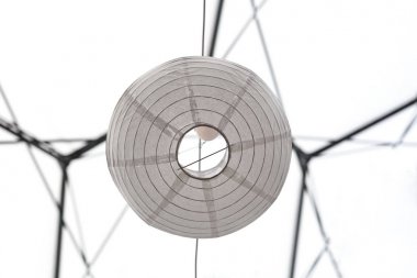 Beyaz kağıt fener. Işık altında sıradışı bir bakış açısı. Soyut