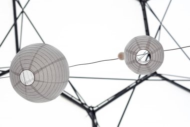 Beyaz kağıt fenerler. İki ışık altında olağandışı bakış açısı. 