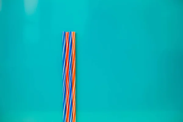 Palhinhas coloridas para beber no fundo azul. Overhead com espaço para cópia — Fotografia de Stock