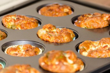 Ev yapımı Mini yumurta Muffins dizi fırın dışında taze