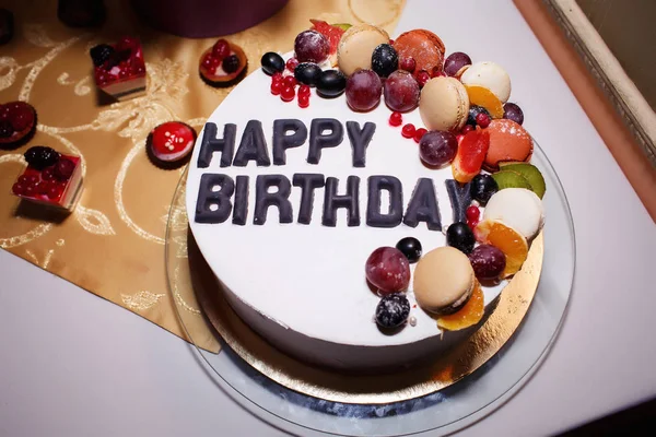 誕生日のフルーツ ケーキ — ストック写真