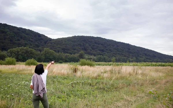 Chica al aire libre, mirando a los Cárpatos Ucranianos — Foto de Stock