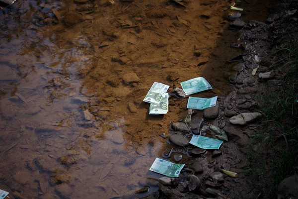 Money thrown into the water — Stock Photo, Image