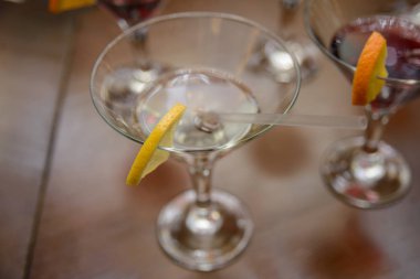 masada limon standları ile alkollü içecek