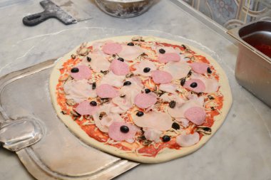 jambon, peynir ve zeytin ile lezzetli pizza ve pizza yapma süreci