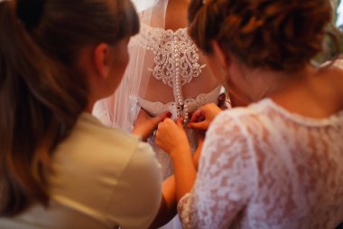 gelin ve kız arkadaşları düğün için hazırlanıyor