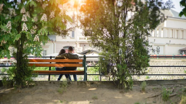 Liebespaar sitzt im Herbst in einem Park am Fluss — Stockfoto