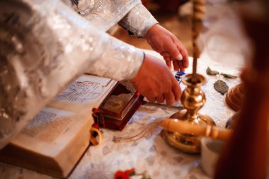 bir rahibin Tapınağı'nda eller