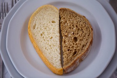 iki farklı dilim ekmek bir plaka üzerinde