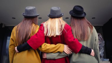 Şık Mont, eşarplar, mutfağa merdivenlere şapkalı şık kız