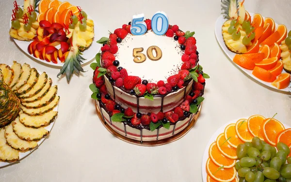 50 歳の誕生日のお祝いのため美しいケーキ — ストック写真