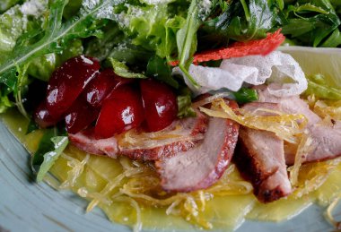 Restoranda lezzetli lezzetli yemekleri tatma