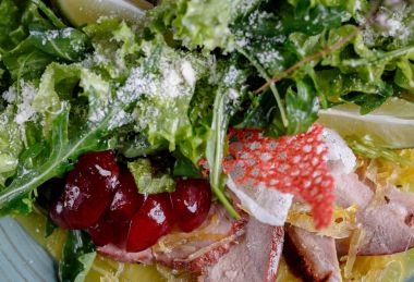 Restoranda lezzetli lezzetli yemekleri tatma