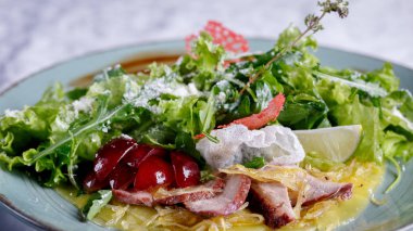 Restoranda lezzetli lezzetli yemekleri tatma