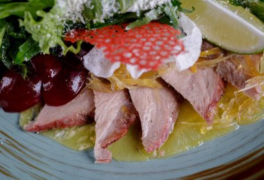 Restoranda lezzetli lezzetli yemekleri tatma