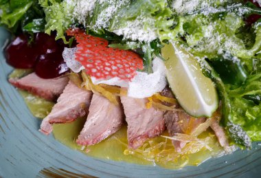 Restoranda lezzetli lezzetli yemekleri tatma