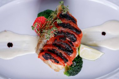 Restoranda lezzetli lezzetli yemekleri tatma