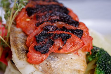 Restoranda lezzetli lezzetli yemekleri tatma