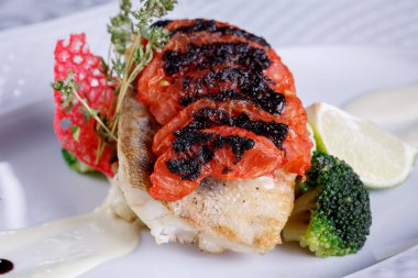 Restoranda lezzetli lezzetli yemekleri tatma