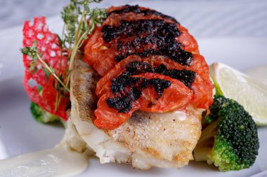 Restoranda lezzetli lezzetli yemekleri tatma