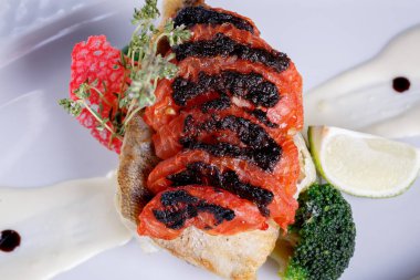 Restoranda lezzetli lezzetli yemekleri tatma