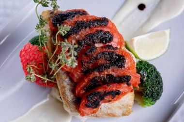 Restoranda lezzetli lezzetli yemekleri tatma