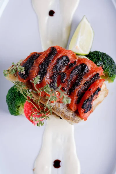 Restoranda lezzetli lezzetli yemekleri tatma