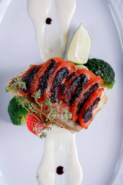 Restoranda lezzetli lezzetli yemekleri tatma