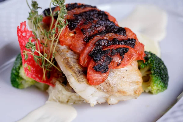 Restoranda lezzetli lezzetli yemekleri tatma