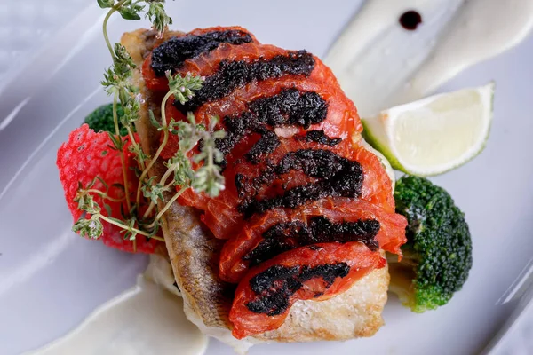 Restoranda lezzetli lezzetli yemekleri tatma