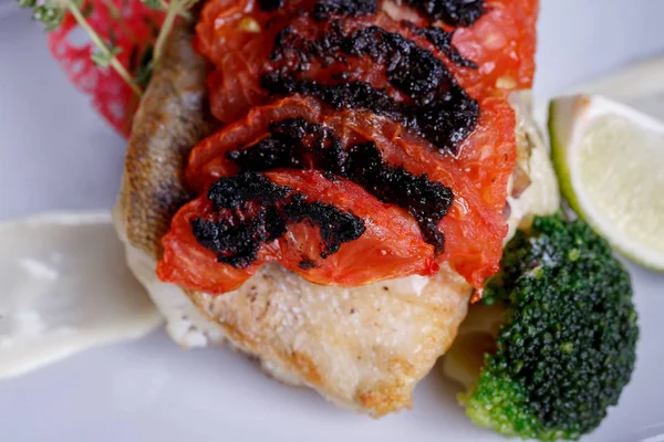 Restoranda lezzetli lezzetli yemekleri tatma