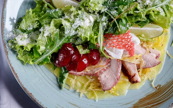 Restoranda lezzetli lezzetli yemekleri tatma