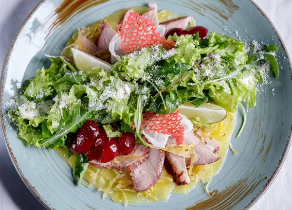 Restoranda lezzetli lezzetli yemekleri tatma