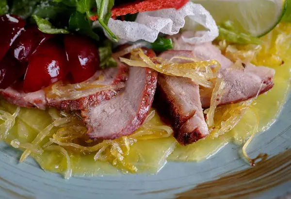 Restoranda lezzetli lezzetli yemekleri tatma