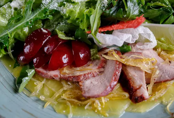 Restoranda lezzetli lezzetli yemekleri tatma