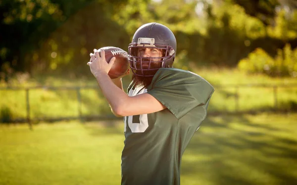 American football speler in een groene sport uniformen met zwarte lange baard treinen op het voetbalveld — Stockfoto