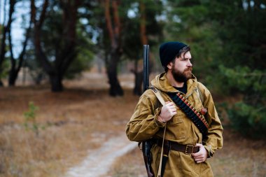 Sakallı avcı ormanda yürüyüş profesyonel ekipman ile