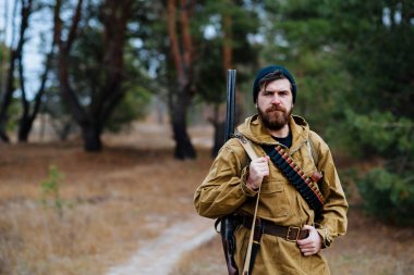 Sakallı avcı ormanda yürüyüş profesyonel ekipman ile