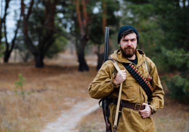 Sakallı avcı ormanda yürüyüş profesyonel ekipman ile