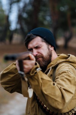 Sakallı avcı ormanda yürüyüş profesyonel ekipman ile