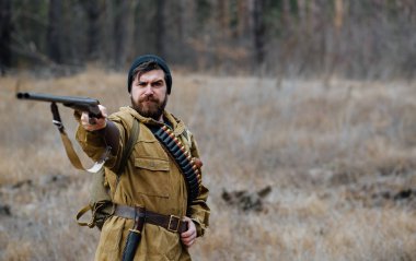 Sakallı avcı ormanda yürüyüş profesyonel ekipman ile