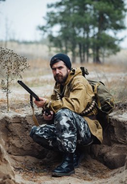 Sakallı avcı ormanda yürüyüş profesyonel ekipman ile