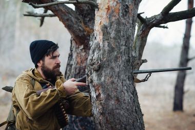 Sakallı avcı ormanda yürüyüş profesyonel ekipman ile